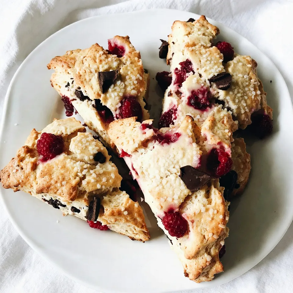 Raspberry Chocolate Chip Scones Einfache und Leckereien