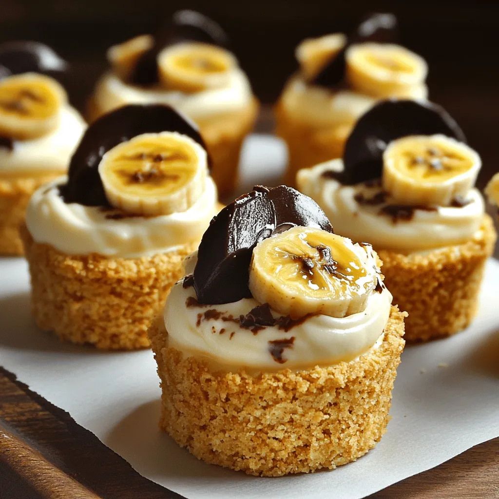 Für leckere Mini-Bananenpudding-Cheesecakes brauchst du einige wichtige Zutaten. Du benötigst 1 ½ Tassen Graham Cracker Krümel als Basis. Diese geben den kleinen Käsekuchen den perfekten Crunch. Füge ½ Tasse geschmolzene Butter hinzu, um die Krümel zu binden.